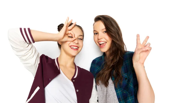 Счастливые улыбающиеся девочки-подростки, делающие жесты — стоковое фото