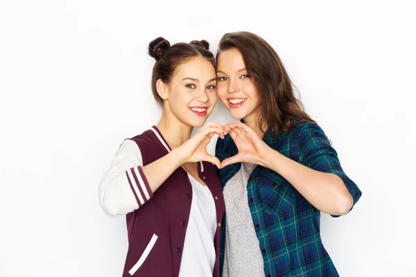 Feliz sorrindo adolescentes meninas mostrando coração cantar — Fotografia de Stock