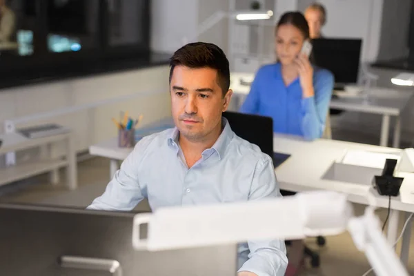 남자 밤 사무실에서 일 하는 컴퓨터와 — 스톡 사진