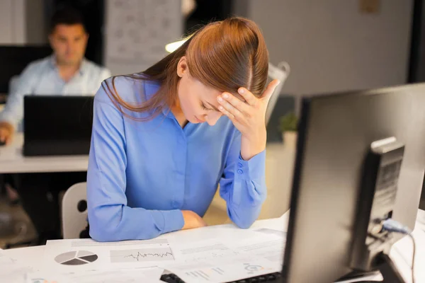 Mujer de negocios con computadora en la oficina nocturna — Foto de Stock