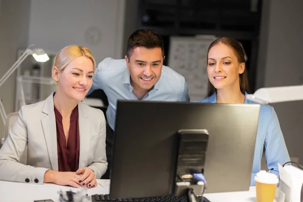 Equipo de negocios con computadora trabajando hasta tarde en la oficina — Foto de Stock