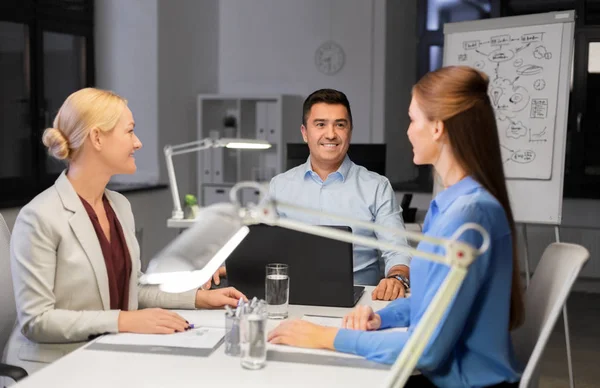 Equipo de negocios trabajando en la oficina nocturna — Foto de Stock