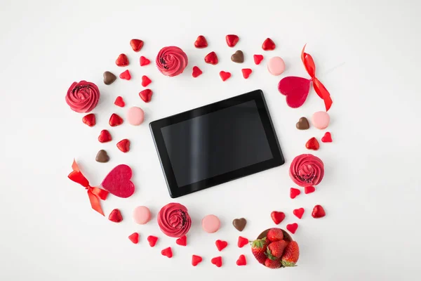Tablet pc e doces no dia dos namorados — Fotografia de Stock