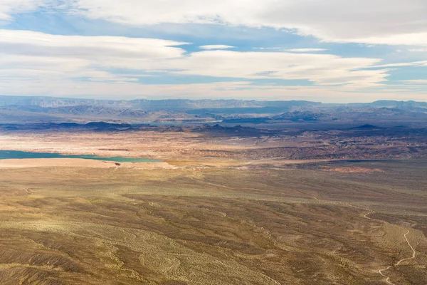 Vista aérea del gran cañón del desierto y el lago del prado —  Fotos de Stock