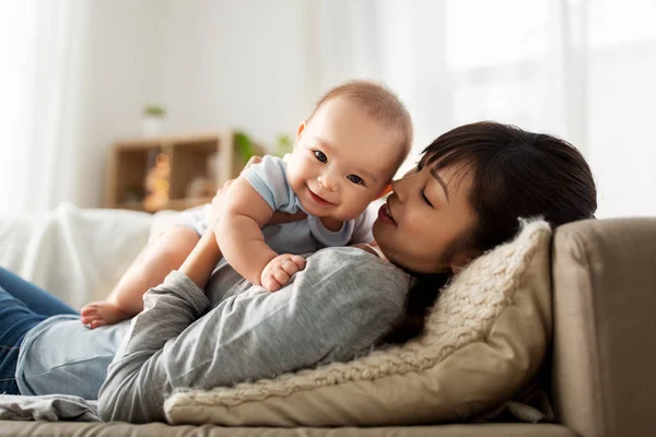 Feliz madre con pequeño hijo en casa —  Fotos de Stock