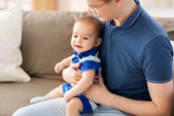 Evde bebek oğluyla mutlu baba — Stok fotoğraf