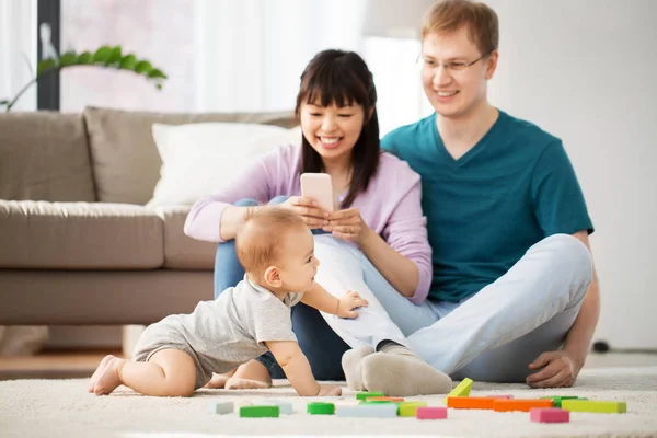 Gemengd ras familie met zoontje spelen thuis — Stockfoto