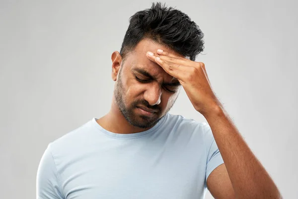 Malheureux homme indien souffrant de maux de tête — Photo