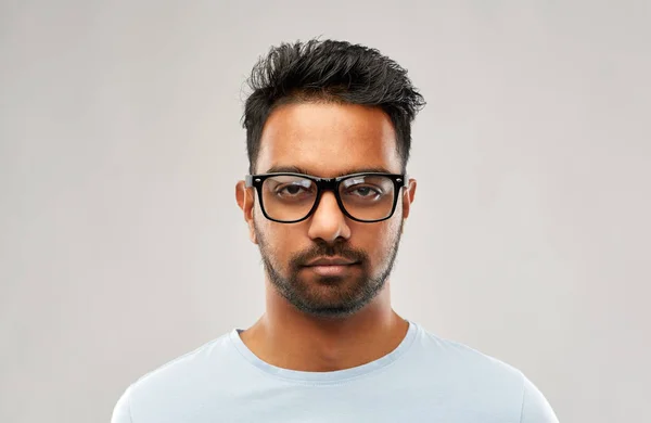 Homem indiano ou estudante em óculos — Fotografia de Stock
