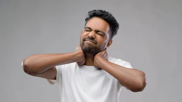Müder indischer Mann leidet unter Nackenschmerzen — Stockfoto
