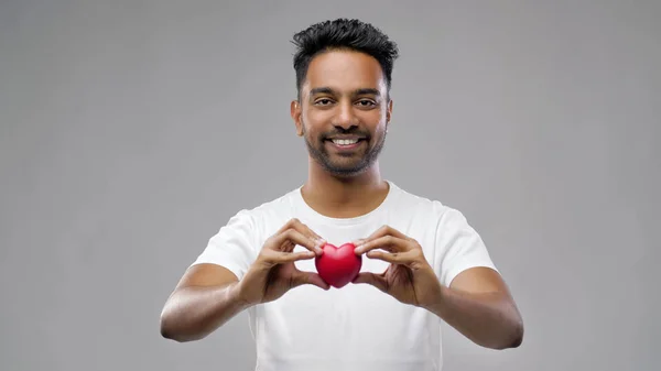 Liebe Medizin Wohltätigkeit Und Gesundheitskonzept Lächelnder Indianer Mit Rotem Herz — Stockfoto