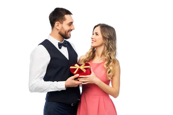 Gelukkige paar met gift op de dag van Valentijnskaarten — Stockfoto