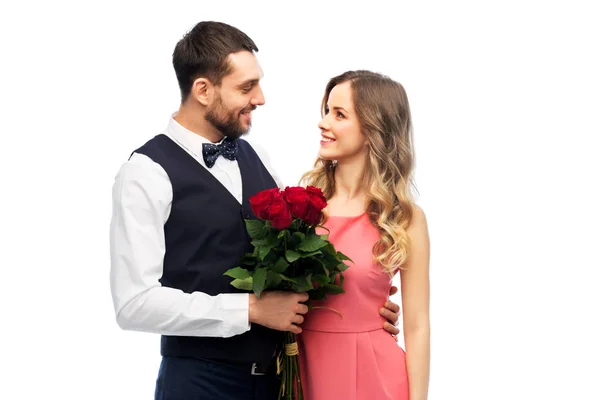 バレンタインの日の花の束が付いてカップルします。 — ストック写真
