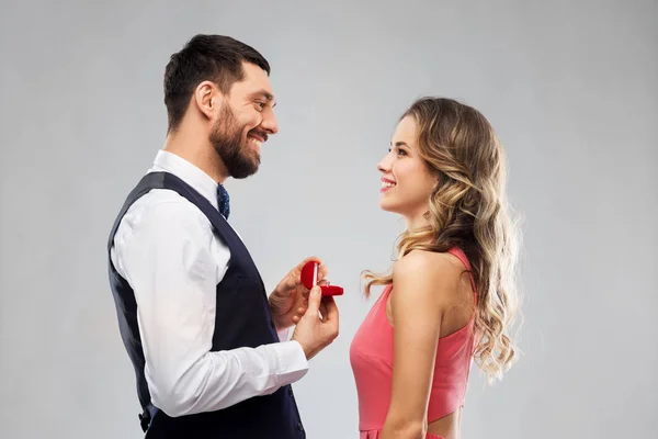Hombre dando anillo de compromiso mujer en día de San Valentín — Foto de Stock