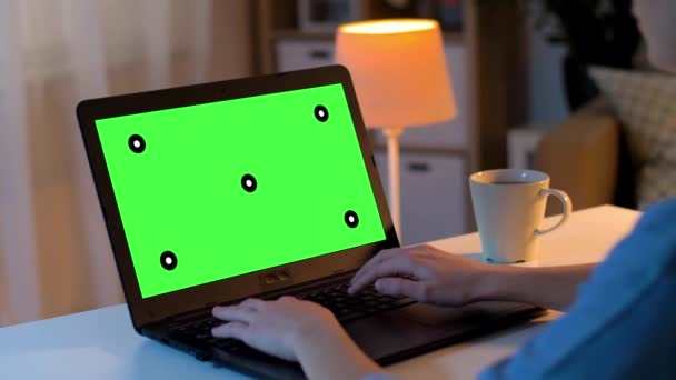 Manos escribiendo en el ordenador portátil con pantalla verde en casa — Vídeos de Stock