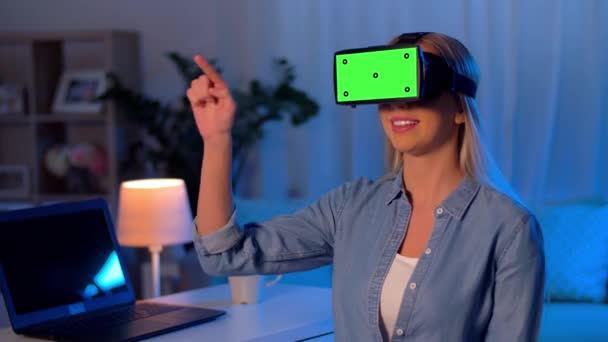 Heureux jeune femme dans vr lunettes à la maison la nuit — Video