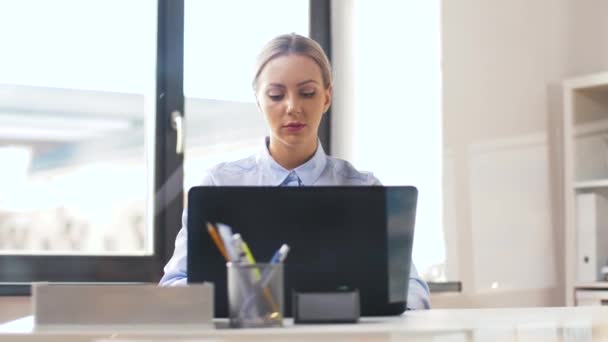 Businesswoman with laptop working at office — Stock Video