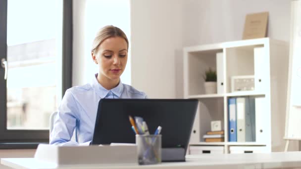 Femme d'affaires avec ordinateur portable travaillant au bureau — Video