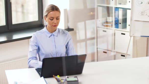 Businesswoman z laptopem pracującym w biurze — Wideo stockowe