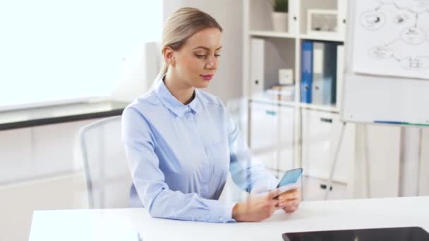 Concepto Negocio Tecnología Personas Mujer Negocios Con Smartphone Trabajando Oficina — Vídeo de stock