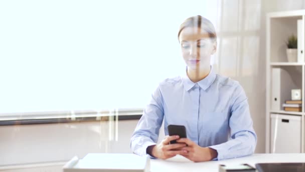 Mujer de negocios con smartphone trabajando en la oficina — Vídeo de stock