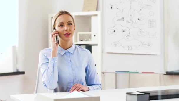 Mujer de negocios llamando en el teléfono inteligente en la oficina — Vídeos de Stock