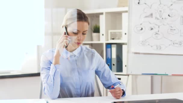 Geschäftsfrau telefoniert im Büro mit Smartphone — Stockvideo