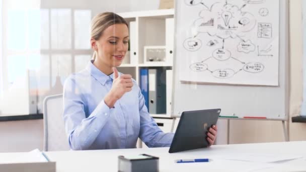 Mujer de negocios que tiene videollamada en tableta — Vídeos de Stock