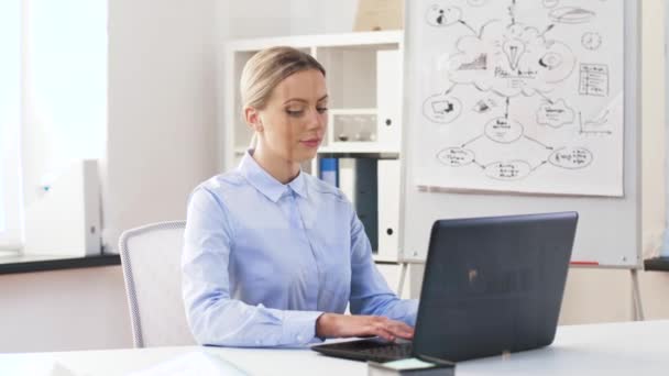 Business woman with laptop working at office — стоковое видео