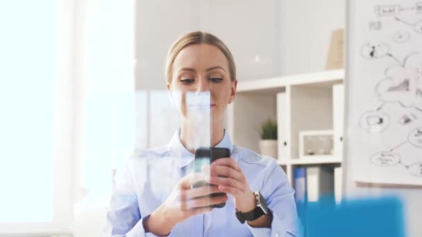 Femme d'affaires avec smartphone et montre intelligente — Video