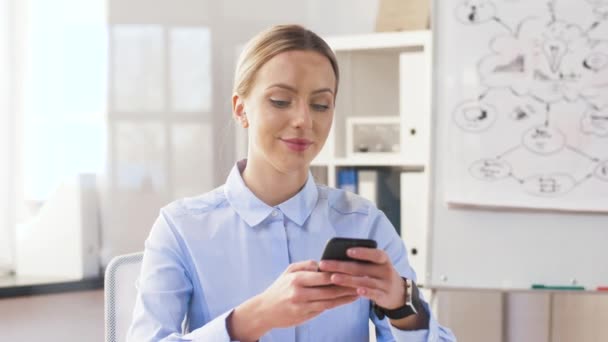 Mujer de negocios con smartphone y reloj inteligente — Vídeos de Stock