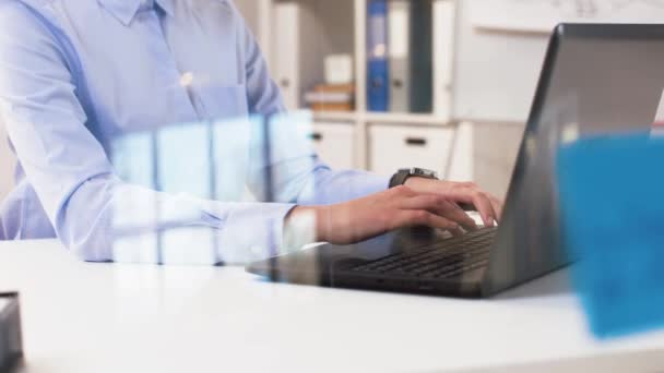 Mujer de negocios usando reloj inteligente en la oficina — Vídeos de Stock