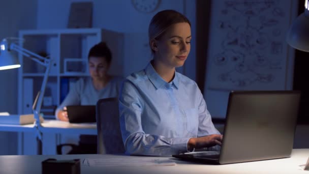 밤 사무실에서 일 하는 노트북과 사업가 — 비디오