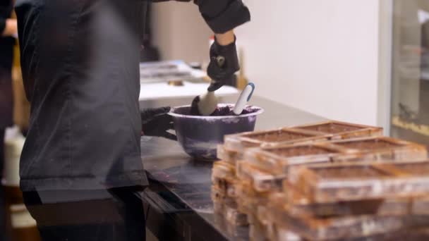 Chef fazendo creme de enchimento na confeitaria — Vídeo de Stock