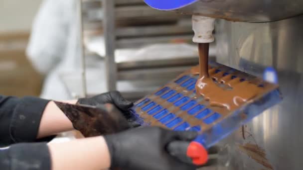 Confectioner makes chocolate candies at sweet-shop — Stock Video