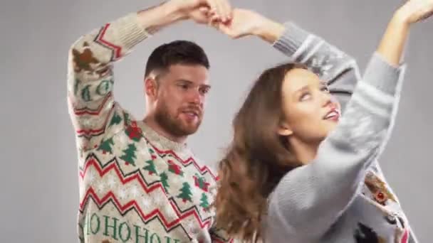 Gelukkige paar dansend op het kerstfeest — Stockvideo