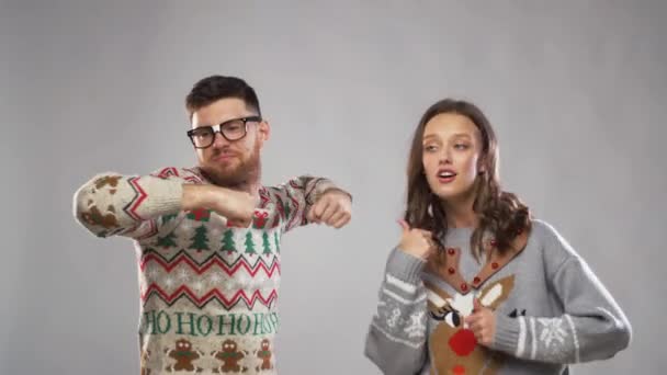 Feliz casal dançando na festa de Natal — Vídeo de Stock