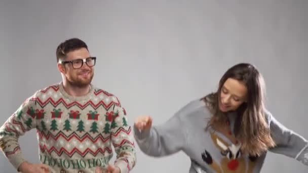 Feliz casal dançando na festa de Natal — Vídeo de Stock