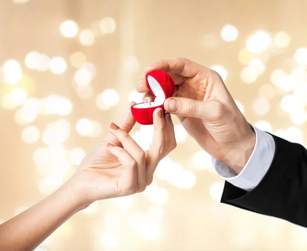 Мужчина дарит кольцо с бриллиантом женщине на День Святого Валентина — стоковое фото