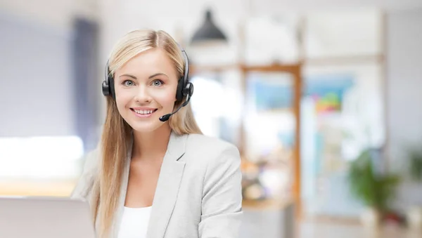 Hjälptelefon operatör i headsetet som arbetar på kontor — Stockfoto