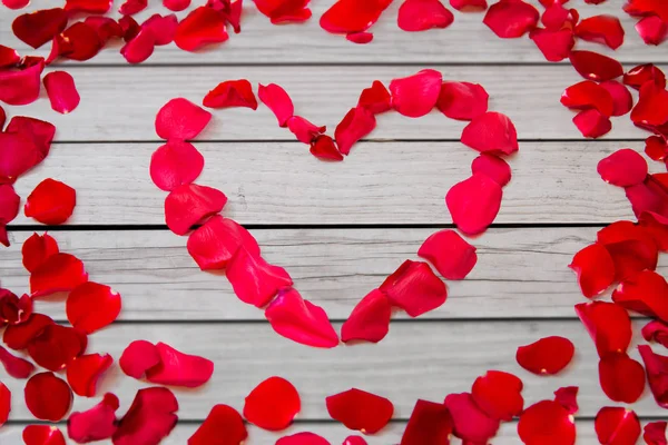 Nahaufnahme roter Rosenblätter in Herzform — Stockfoto