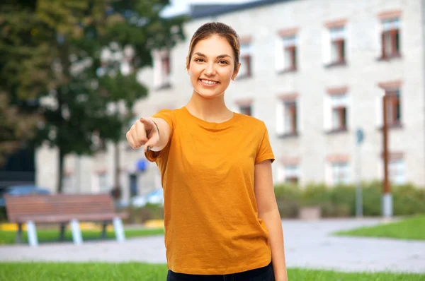 Adolescente menina apontando dedo para você sobre campus — Fotografia de Stock