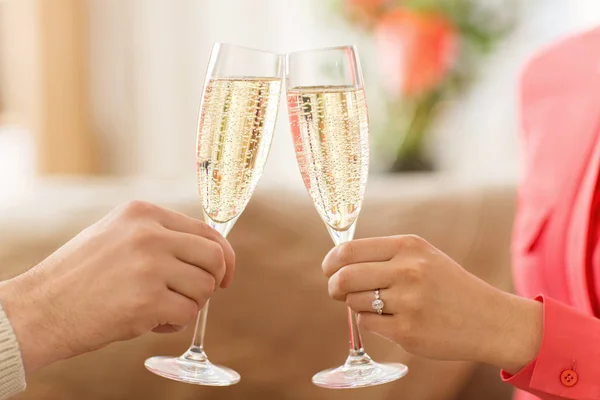 Close up of couple clking champagne glasses — стоковое фото