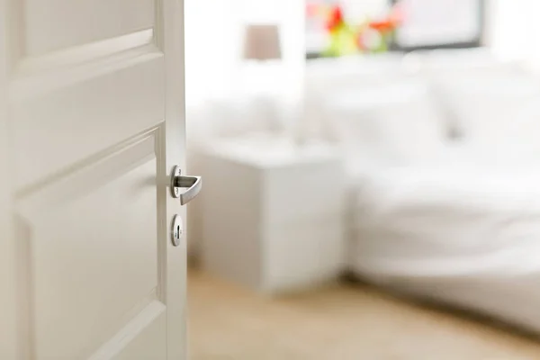 Porta aberta no quarto em casa — Fotografia de Stock