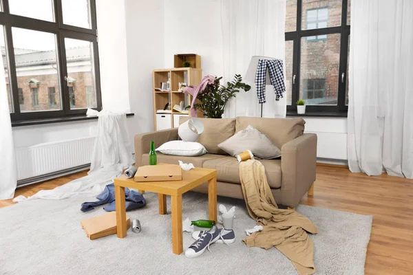 Intérieur de la salle de maison salissante avec des choses dispersées — Photo