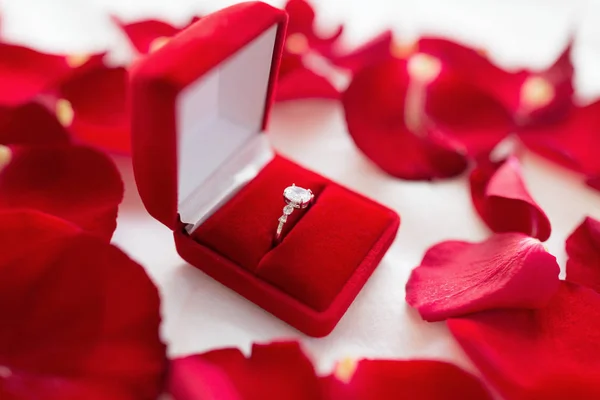 Бриллиантовое кольцо в красной бархатной подарочной коробке на простыне Лицензионные Стоковые Фото