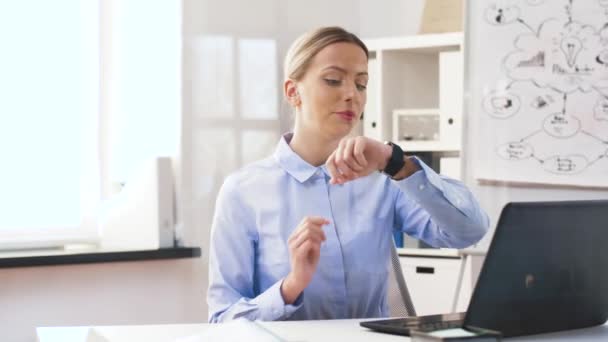 Business woman having video call on smartwatch — стоковое видео