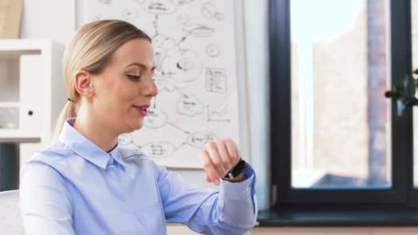 Business woman having video call on smartwatch — стоковое видео