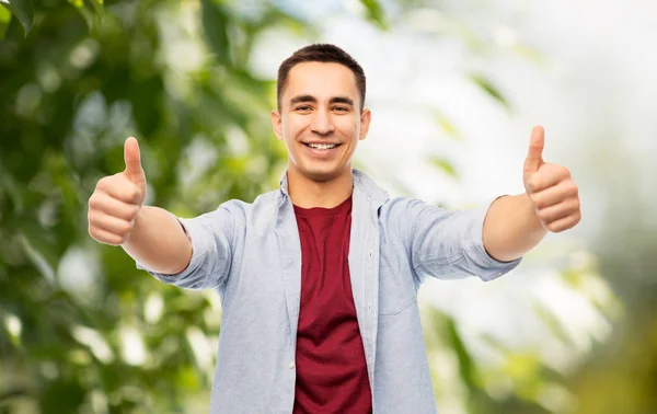 Heureux jeune homme montrant les pouces vers le haut — Photo