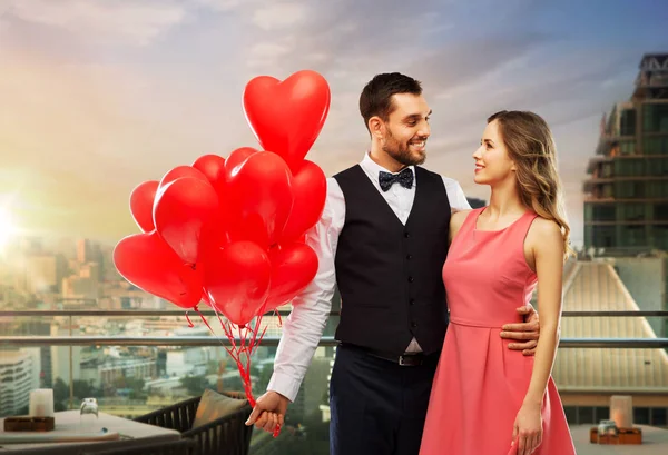 Casal com balões em forma de coração em singapore — Fotografia de Stock
